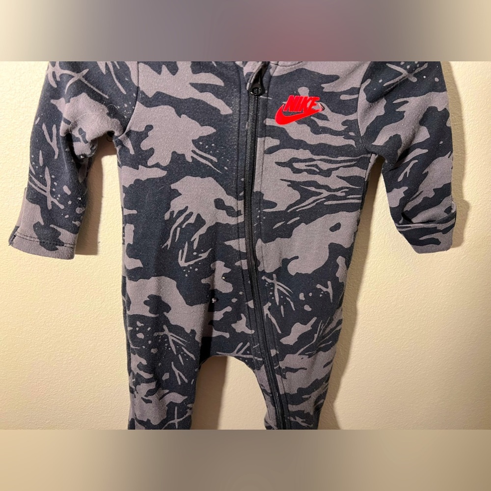NIKE Baby Boy Bodysuit- Sportswear Camo Sleep & Play! - Picture 3 of 4